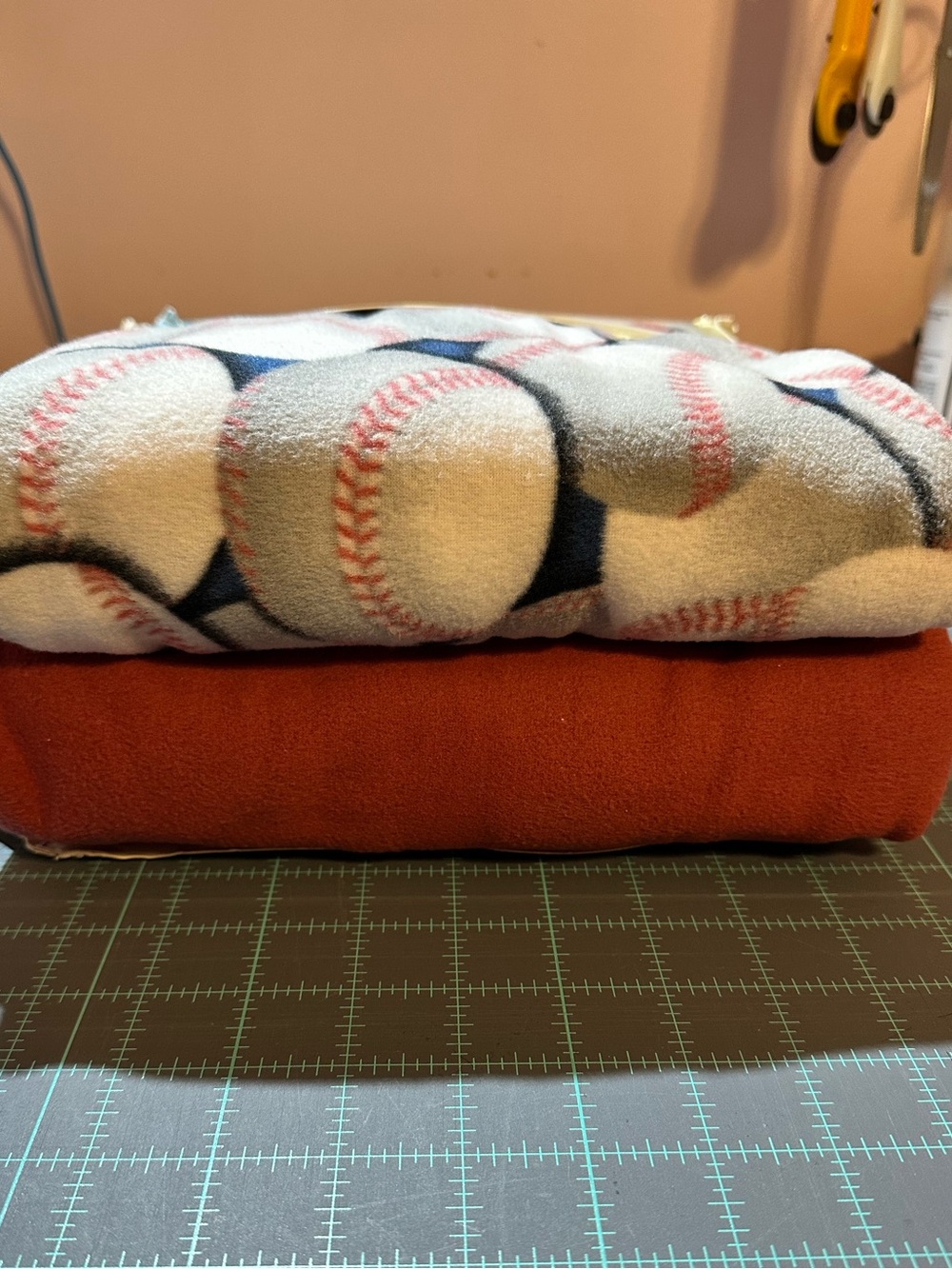 MicroFleece Baseball No-Sew Throw Kit - Picture 2 of 3